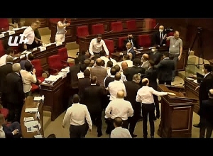 Насилие, новые ограничения для журналистов: разве освещение драки не является функцией СМИ?