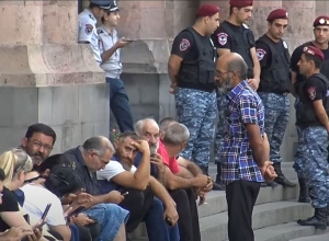 ՈՒՂԻՂ․ Անհետ կորած զինծառայողների հարազատները գիշերել են Կառավարության մոտ