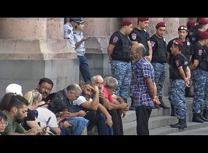 ПРЯМОЙ ЭФИР: Родственники пропавших без вести военнослужащих ночевали перед зданием правительства