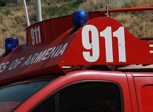 Փրկարարներն արգելապատնեշին բախված բեռնատարից դուրս են բերել արգելափակված վարորդին