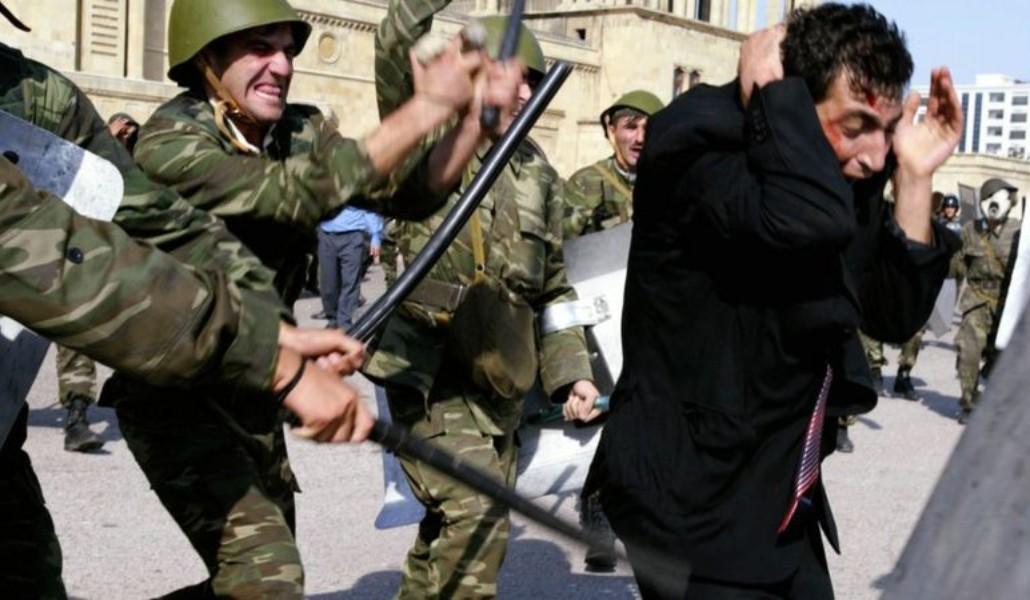 _120256568_gettyimages-lubiyeakciiprotestavazerbaijanerazgonayutsachastosjestokostyu.soldiersbeatanoppositionsupporterofthemusavatpartyduringriotsoctober162003