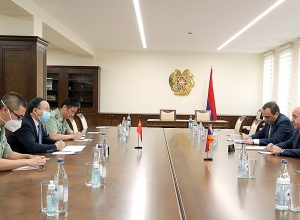 Министр обороны представил послу Китая последние события в приграничных районах РА