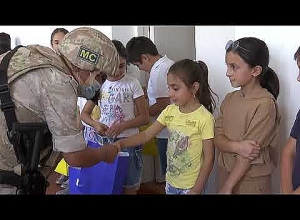 Ռուս խաղաղապահները Գիտելիքի օրվա առթիվ հումանիտար ակցիա են անցկացրել ԼՂ երեխաների համար