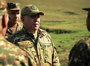 Արշակ Կարապետյանն այցելել է մի շարք զորամասեր