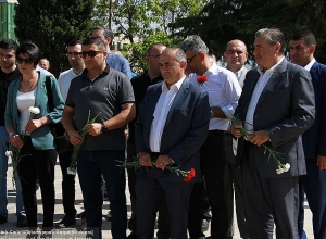 Մի շարք բարձրաստիճան այրեր Ստեփանակերտի քաղաքային հուշահամալիրում ծաղիկներ են խոնարհել