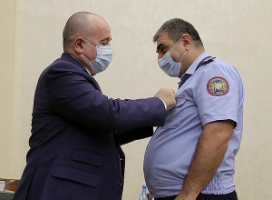 Արշակ Կարապետյանը պարգևատրել է պատերազմին մասնակցած բժիշկների