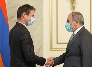 Пашинян провёл прощальную встречу с послом Франции Джонатаном Лакоттом