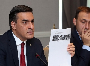 Живых или погибших военнослужащих привязали к машине турецкого производства и потащили