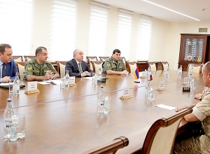Министр обороны РА принял новоназначенного командующего миротворческими силами РФ в Арцахе