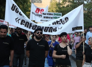 Վերջ տվեք կորոնա-ահաբեկչությանը. բողոքի ակցիա Երեւանում