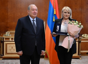 Президент Армен Саркисян вручил высокую государственную награду гроссмейстеру Элине Даниелян