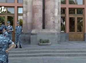 Акция протеста родственников погибших военнослужащих против «красочного праздника»: ПРЯМОЙ ЭФИР