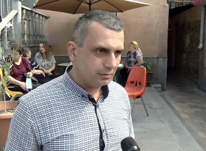 Ինչ-որ մեկը հայտնվել, ասումա՝ Ամերիկայում կտակ կա, վերևի 40 քառակուսին մերնա