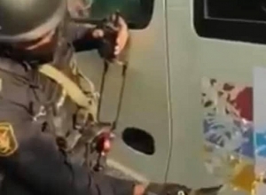 Ադրբեջանցի զինվորները կանգնեցրել են քաղաքացիական ավտոբուսն ու դանակով ավտոբուսի վրայից քերում են Արցախի դրոշը․ Նաիրա Զոհրաբյան