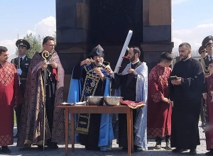 Եղվարդում  տեղի ունեցավ 44-օրյա պատերազմի հերոսների հիշատակը հավերժացնող հուշակոթողի օծման արարողությունը