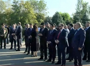 ՈՒՂԻՂ. Բարձրաստիճան պաշտոնյաներն այցելում են Եռաբլուր