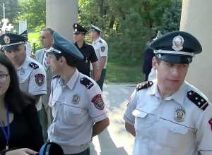 Спор между полицейскими и журналистами: журналистам не разрешили пройти вперёд