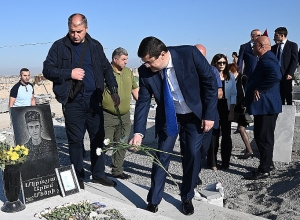 Արայիկ Հարությունյանը  «Եռաբլուր» զինվորական պանթեոնում հարգանքի տուրք է մատուցել