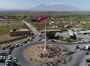 Երասխում բարձրացվել է հանրապետությունում ամենամեծ եռագույնը