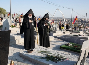 Կաթողիկոսն այցելեց «Եռաբլուր» զինվորական պանթեոն