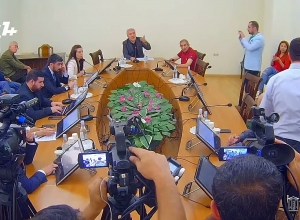 Тигран Абраамян и Гегам Назарян покинули зал заседаний по обороне и безопасности