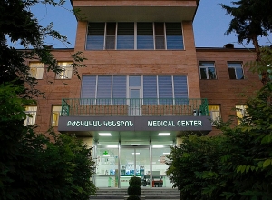 Պացիենտը նախկինում վիրահատվել էր ԱՄՆ-ում և Հայաստանում, սակայն վիրահատությունները չէին պսակվել հաջողությամբ