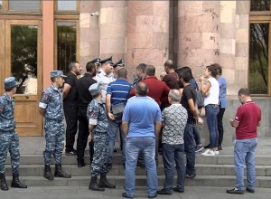 ՈՒՂԻՂ. Անհետ կորածների հարազատների և հաշմանդամ օդաչուների ակցիան՝ Կառավարության շենքի մոտ