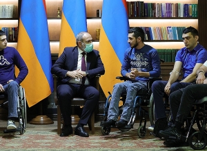 Փաշինյանը  Զինվորի տանը՝ Հայրենիքի պաշտպանների հետ, մեկ րոպե լռությամբ հարգանքի տուրք մատուցեց