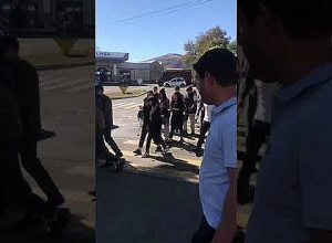 Ստեփանակերտում մարդիկ շարժվում են դեպի Եղբայրական պանթեոն