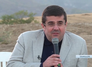 Десятки самолетов с современными боеприпасами каждый день приземлялись в Азербайджане, а мы были одни