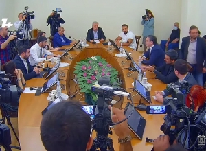 Не хлопайте дверью: жаркий спор в НС: блок «Армения» вновь покинул зал