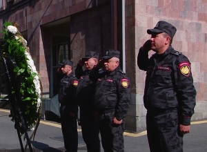 Ոստիկանության ղեկավար կազմը ծաղիկներ է խոնարհել զոհված ոստիկանների հիշատակը հավերժացնող հուշարձանին