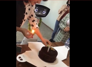 Նորքի տուն-ինտերնատի տարեցները նշել են Ռոբին ռոբոտի տարեդարձը
