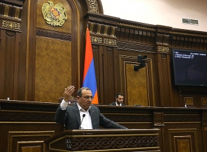 Хватит! Как вы передаёте территории Азербайджану, потом обосновываете, что принимаете закон