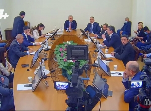 Артур Казинян снова покинул зал