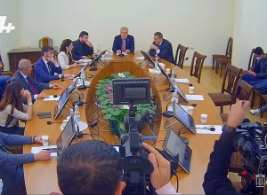 Скажите Гегаму, что мы не должны его спрашивать и его товарищи по команде фотографируются с пулемётами под стенами деревень