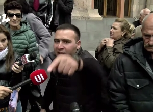 Էնքան ենք մնալու Արցախի շտաբի մոտ, մինչև մեր վարձերը տան․ հադրութցի