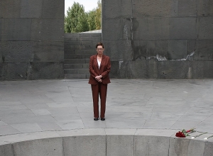 Ֆրանսիայի նորանշանակ դեսպան Անն Լույոն այցելել է Հայոց ցեղասպանության հուշահամալիր