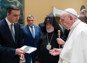 Его Святейшество взял доклады, открыл их, полистал и увидел фотографии зверств азербайджанцев: Арман Татоян