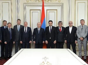 Ален Симонян принял делегацию российских чиновников