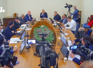 Почему министр обороны не считает целесообразным выезд на границу членов комиссии?