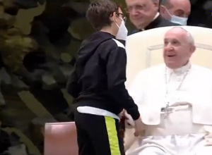 Հռոմի Ֆրանցիսկոս Պապի ընդհանուր աղոթքի ժամանակ հանդիսատեսի ուշադրության կենտրոնում է հայտնվել մի տղա