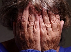 Գյումրիում տղամարդը փորձել է խեղդամահ անել մորը, մկրատով հարվածել քրոջ դեմքին