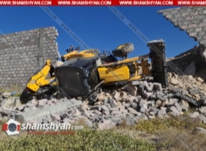 Արտակարգ դեպք Երևանում․ տրակտորը շրջվել է և փլուզել պատը․ Shamshyan.com