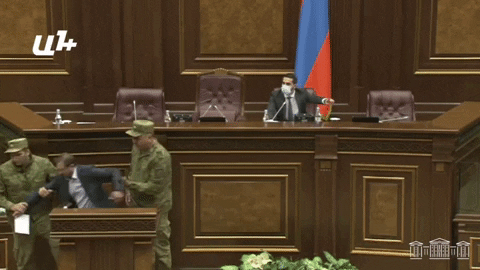 Անվտանգության աշխատակիցները Գեղամ Մանուկյանին հեռացրեցին ամբիոնի մոտից․ նիստն ընդմիջվեց