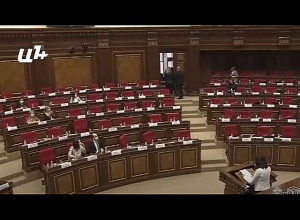 Оппозиция покинула зал заседаний