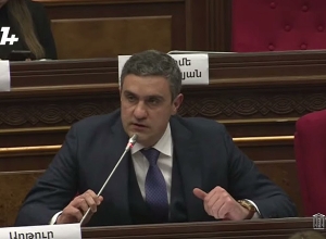 Я призываю министра обороны прочесть Конституцию и понять, что он находится в НС: Казинян