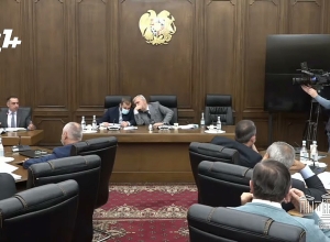 Не знаю почему, они ударяют сзади, похоже на национальную особенность: Кочарян об автокатастрофах