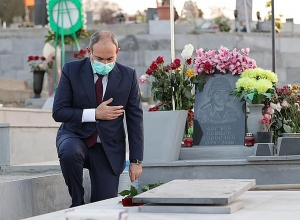 Նիկոլ Փաշինյանը Եռաբլուրում հարգանքի տուրք է մատուցել պատերազմի զոհերի հիշատակին