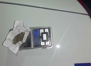 Увидев патрульных, они бросили наркотики: полиция раскрыла преступление